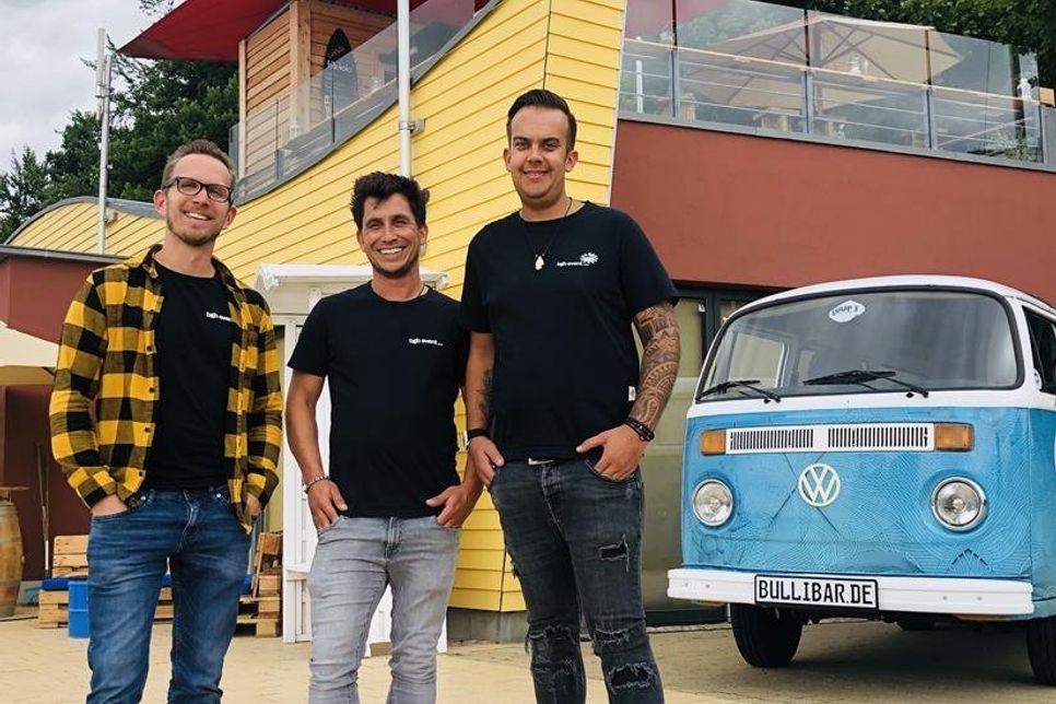 Die neuen Pächter der „Strandkiste“: Die Geschäftsführer der BGB Event GmbH Marius und Fabian Bothmann mit ihrem Mitarbeiter Sebastian Riecken (v. lks.).