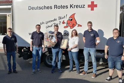Kassenwart und Gruppenführer Stefan Sohrweide, Ortswehrführer Jacob Revenstorf, Schriftführer und Gruppenführer Sven Sindt und stv. Gemeindewehrführer Finn Hennings (v. lks.). Vom DRK Kerstin Klaschus (Mi.).