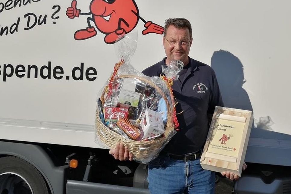 Jörg Schemmer erhielt einen Präsentkorb und eine Geschenkbox für seine 125. DRK-Blutspende. Foto: DRK