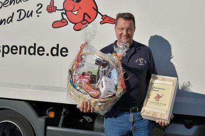 Jörg Schemmer erhielt einen Präsentkorb und eine Geschenkbox für seine 125. DRK-Blutspende. Foto: DRK
