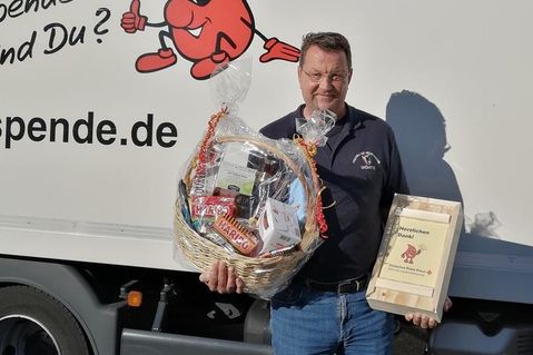 Jörg Schemmer erhielt einen Präsentkorb und eine Geschenkbox für seine 125. DRK-Blutspende. Foto: DRK