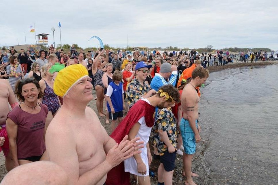 Kräftig durchatmen und dann heißt es ab in die kalte Ostsee (Foto aus 2022)