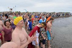 Kräftig durchatmen und dann heißt es ab in die kalte Ostsee (Foto aus 2022)