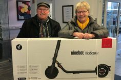 Neustadt. Cornelia und Paul Hein aus Schladen haben den „ninebot Kickscooter“ persönlich beim reporter abgeholt und konnten damit den Hauptgewinn aus dem Nikolaus-Gewinnspiel mit nach Hause nehmen. Wir sagen herzlichen Glückwunsch und viel Spaß mit dem neuen E-Scooter! (ko)