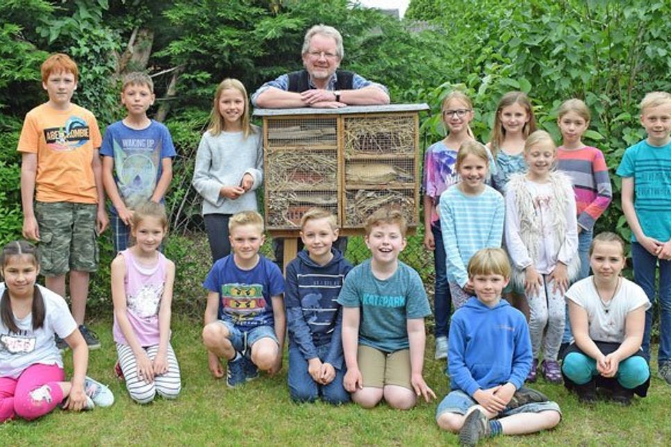 Bereits im letzten Jahr hatten die Schülerinnen und Schüler der 3a unter Anleitung von Klaus Mende ein Insektenhotel gebaut.