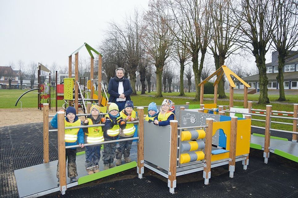 Begleitet von Jungen und Mädchen aus dem Kindergarten „Brummkreisel“ hat Ahrensböks Bürgermeister Andeas Zimmmermann in der vergangenen Woche den „Spielplatz Schlosswiese“ wiedereröffnet.
