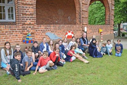 Die maritimen Kunstwerke der 4. Klasse schmücken ab sofort die Hauswand an der Straßenseite