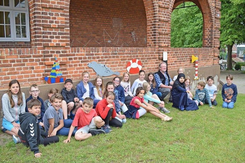 Die maritimen Kunstwerke der 4. Klasse schmücken ab sofort die Hauswand an der Straßenseite