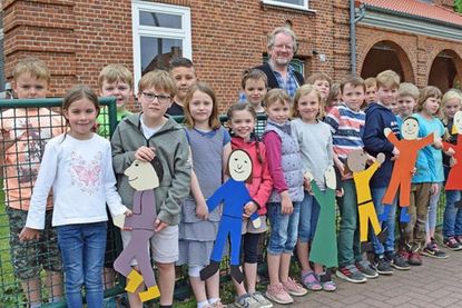Die spielenden Regenbogenkinder der Klasse 2a werden zukünftig als Blickfang den Zaun verzieren.