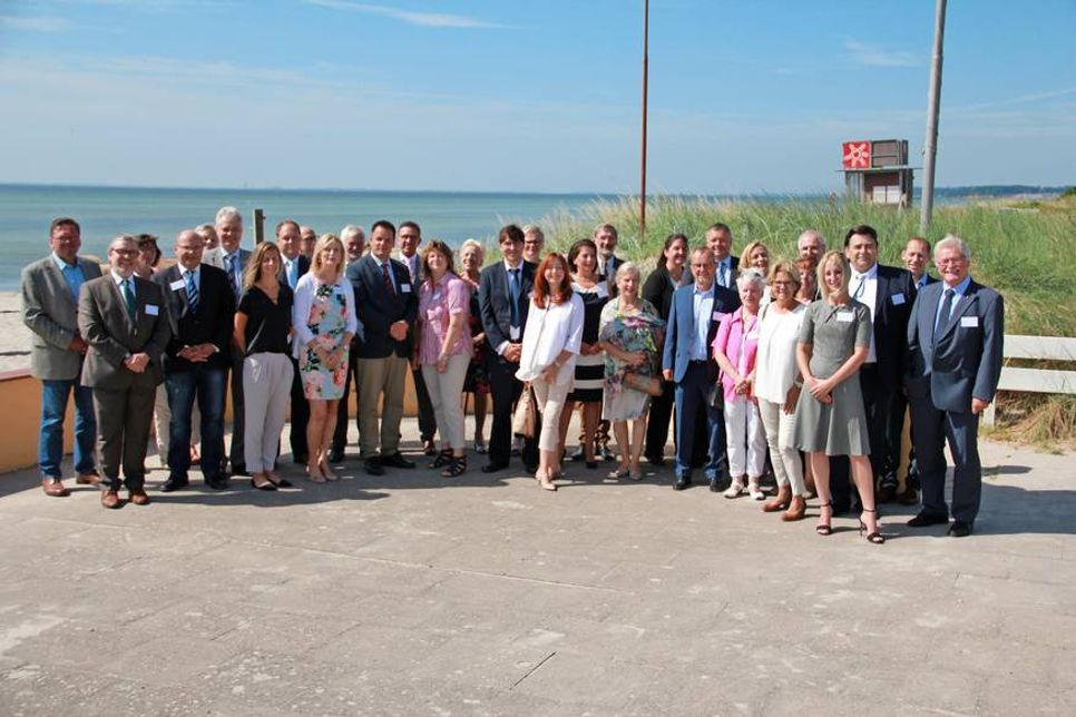 Gruppenbild vor traumhafter Kulisse.