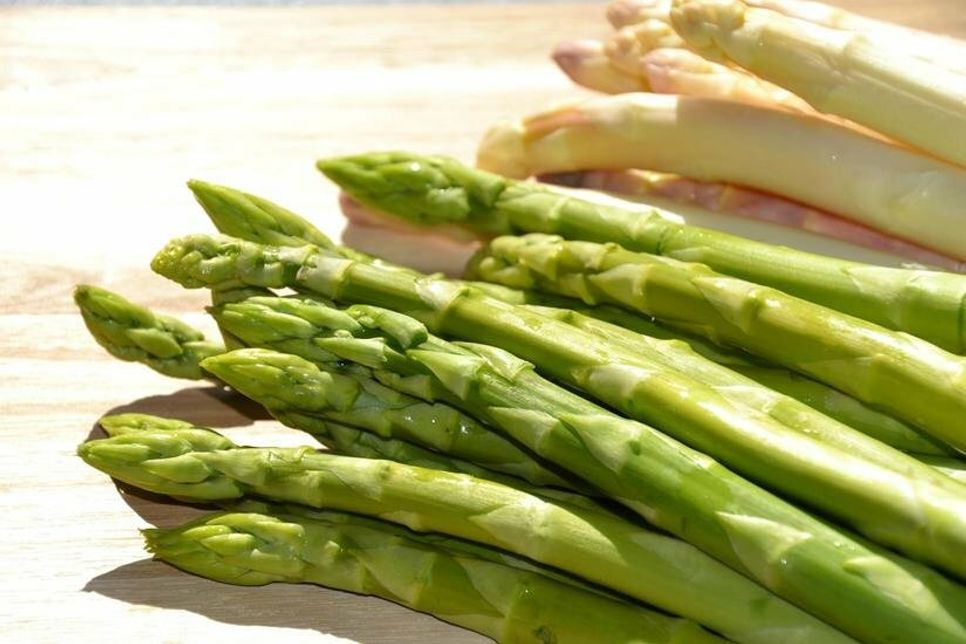 Ob man grünen oder weißen Spargel bevorzugt, ist reine Geschmackssache. In Frankreich gilt der violette Spargel als besondere Delikatesse.