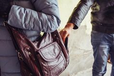 So könnte ein Taschendiebstahl aussehen: In einem passenden Moment nähert sich eine Person unauffällig und greift gekonnt nach der Geldbörse.
