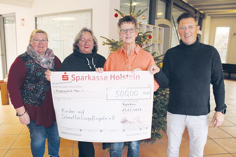 Strahlende Gesichter zum Abschluss der ersten Wünschebaumaktion in Ratekau (v.li.): Initiatorin Antje Dencker, Gabi Spiller als Vertreterin der politischen Gremien, Gabi Stienemeier-Goss (KaSF) und Bürgermeister Thomas Keller.