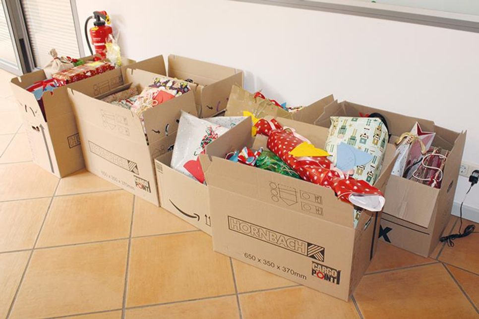 Sechs große Kartons mit Geschenken standen zur Abholung im Rathausfoyer bereit.