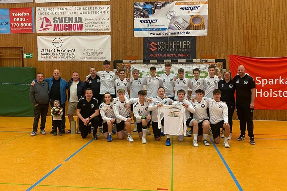 Die männliche A-Jugend der HSG-Ostsee Neustadt/Grömitz mit ihren Sponsoren John Nestler und Christian Weidemann „Das Handwerkhaus Grömitz“.