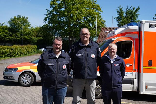 Die DRK-Bereitschaft mit unter anderem Christian Steffen, Timo Papke und Rene Körner (v. lks.) freut sich auf viele Neugierige zum Tag der offenen Tür auf dem Gelände am Holmer Weg.