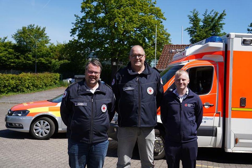 Die DRK-Bereitschaft mit unter anderem Christian Steffen, Timo Papke und Rene Körner (v. lks.) freut sich auf viele Neugierige zum Tag der offenen Tür auf dem Gelände am Holmer Weg.