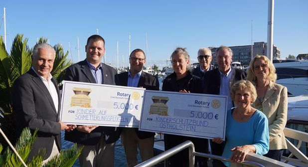 Spendenübergabe mit: Oliver Seiter, Geschäftsführer ancora Marina, Stephan Perner, Vorsitzender „Kinder auf Schmetterlingsflügeln“, Thorsten Schmidt, Präsident Rotary Club, Kerstin Olschwsky, Geschäftsführerin Kinderschutzbund, Dr. Georg Heerten, Rotary Club Orga-Team, Rüdiger Nittritz, Rotary Club Orga-Team, Mechtild Piechulla, Vorsitzende Kinderschutzbund, und Nina Hiller, Rotary Club Orga-Team (v. lks.).