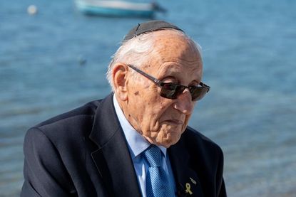 Seine letzte Reise führte ihn im Mai 2025 nach Neustadt, an den Ort seiner Befreiung im Mai 1945. Jetzt ist Manfred Goldberg in London gestorben.