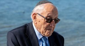 Seine letzte Reise führte ihn im Mai 2025 nach Neustadt, an den Ort seiner Befreiung im Mai 1945. Jetzt ist Manfred Goldberg in London gestorben.