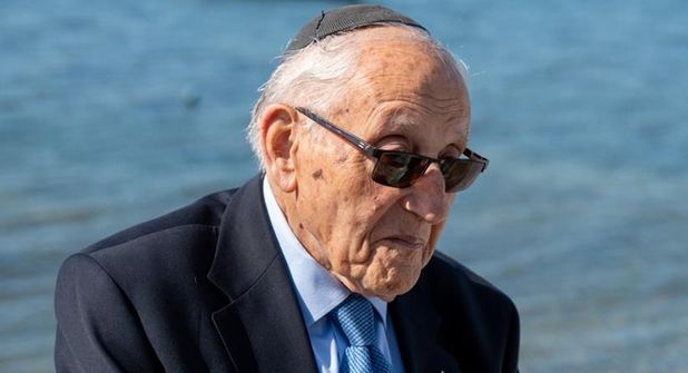 Seine letzte Reise führte ihn im Mai 2025 nach Neustadt, an den Ort seiner Befreiung im Mai 1945. Jetzt ist Manfred Goldberg in London gestorben.