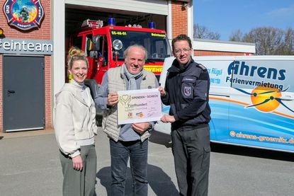 Ortswehrführer Jacob Revenstorf (re.) dankte Michael Ahrens und Jana Schulz für die Spende und die damit verbundene Anerkennung für die Tätigkeit aller Mitglieder der Grömitzer Feuerwehr.