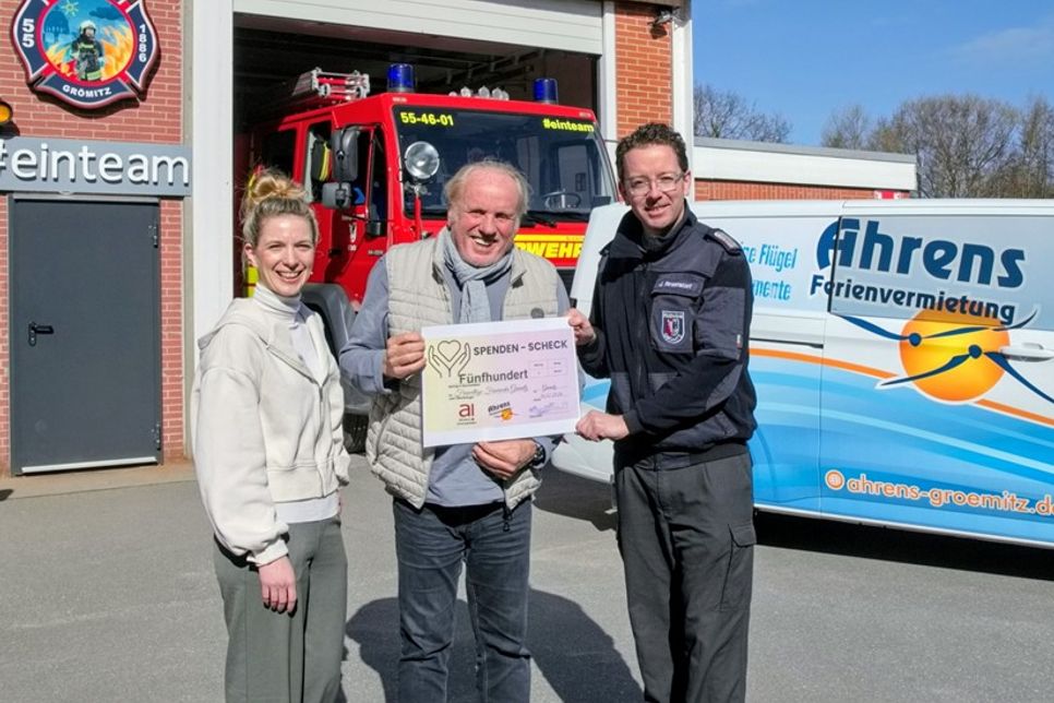 Ortswehrführer Jacob Revenstorf (re.) dankte Michael Ahrens und Jana Schulz für die Spende und die damit verbundene Anerkennung für die Tätigkeit aller Mitglieder der Grömitzer Feuerwehr.