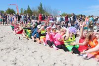 Warm-up am Strand: Die Wartezeit bis zum Start verkürzten die Teilnehmer mit guter Laune.