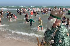 Bei verhältnismäßig viel Wind und Wellen blieben viele Teilnehmer nur kurz in der Ostsee.