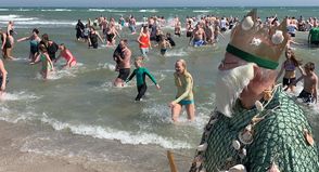 Bei verhältnismäßig viel Wind und Wellen blieben viele Teilnehmer nur kurz in der Ostsee.