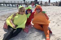 Sie räumten den Pokal für die besten Kostüme ab: die „Früchtchen Katharina, Ronja und Jeanette“ aus Delmenhorst.