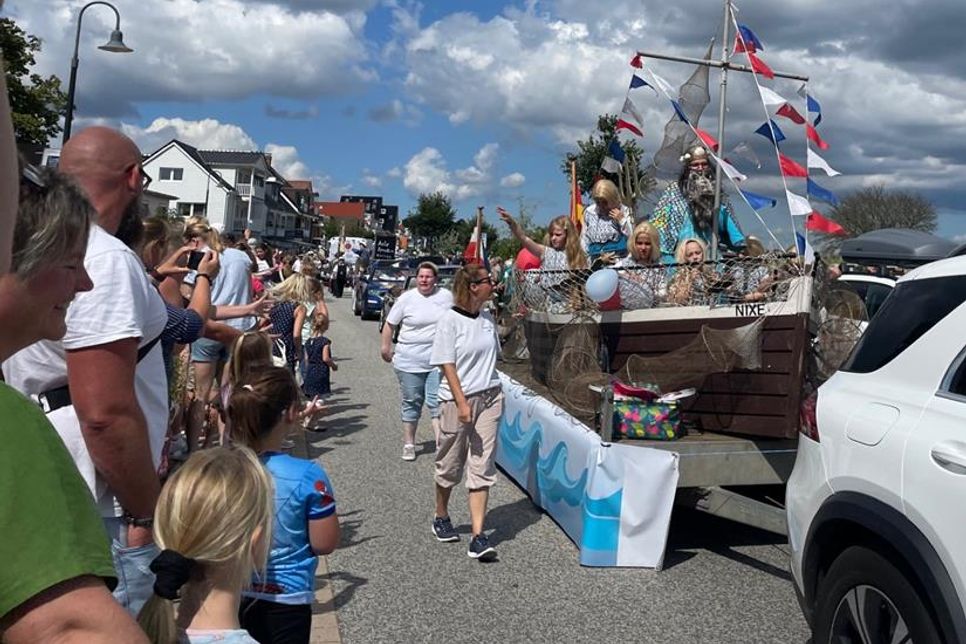 Auch beim Aalwochenumzug war Neptun mit seinen Nixen dabei.
