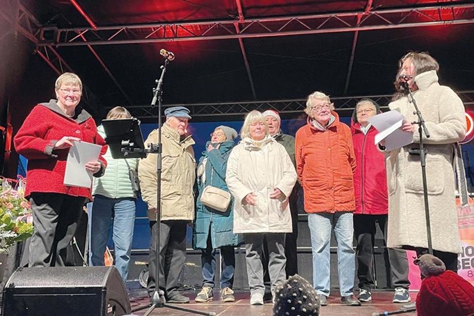 Der Seniorenbeirat der Gemeinde Scharbeutz besteht seit 40 Jahren und wurde im Rahmen des Adventsmarktes am vergangenen Sonntag auf der Bühne vor dem Bürgerhaus geehrt.