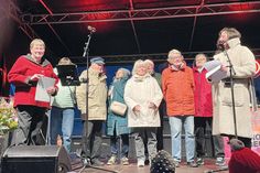 Der Seniorenbeirat der Gemeinde Scharbeutz besteht seit 40 Jahren und wurde im Rahmen des Adventsmarktes am vergangenen Sonntag auf der Bühne vor dem Bürgerhaus geehrt.