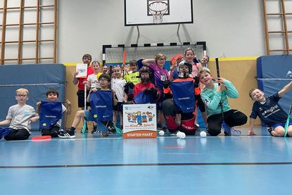 Die Floorball-Sparte des TSV Neustadt erhält das Starter-Paket der landesweiten Initiative „Kein Kind ohne Sport!“.