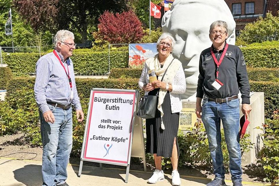 Horst Weppler (li.) und Hans-Ingo Gerwanski zeigten einer Passantin, was es mit den „Eutiner Köpfen“ auf sich hat.