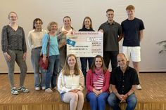 Schulübergreifendes Engagement beim Courage-Cup 2025: Mechtild Piechulla (3. v. lks.) vom Kinderschutzbund Ostholstein nahm 500 Euro aus dem Fußballturnier entgegen.