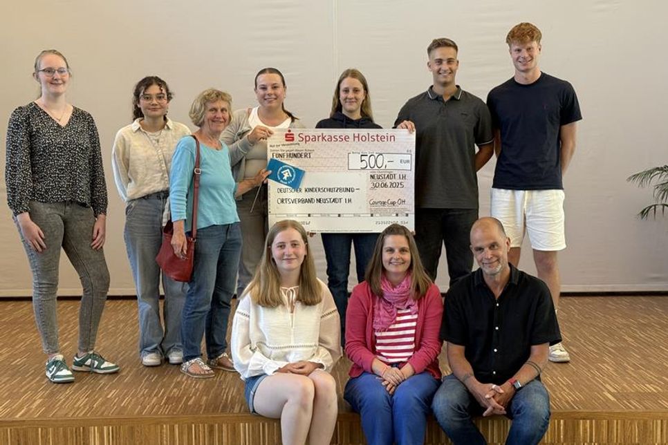 Schulübergreifendes Engagement beim Courage-Cup 2025: Mechtild Piechulla (3. v. lks.) vom Kinderschutzbund Ostholstein nahm 500 Euro aus dem Fußballturnier entgegen.