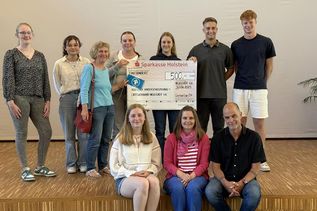 Schulübergreifendes Engagement beim Courage-Cup 2025: Mechtild Piechulla (3. v. lks.) vom Kinderschutzbund Ostholstein nahm 500 Euro aus dem Fußballturnier entgegen.