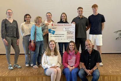 Schulübergreifendes Engagement beim Courage-Cup 2025: Mechtild Piechulla (3. v. lks.) vom Kinderschutzbund Ostholstein nahm 500 Euro aus dem Fußballturnier entgegen.