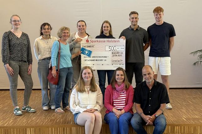 Schulübergreifendes Engagement beim Courage-Cup 2025: Mechtild Piechulla (3. v. lks.) vom Kinderschutzbund Ostholstein nahm 500 Euro aus dem Fußballturnier entgegen.