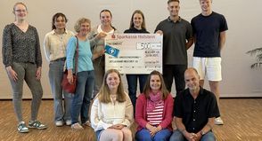 Schulübergreifendes Engagement beim Courage-Cup 2025: Mechtild Piechulla (3. v. lks.) vom Kinderschutzbund Ostholstein nahm 500 Euro aus dem Fußballturnier entgegen.