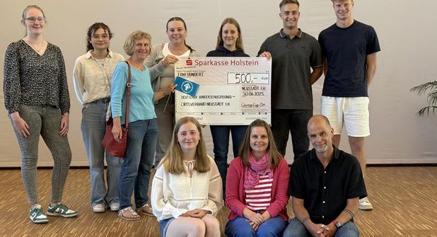 Schulübergreifendes Engagement beim Courage-Cup 2025: Mechtild Piechulla (3. v. lks.) vom Kinderschutzbund Ostholstein nahm 500 Euro aus dem Fußballturnier entgegen.