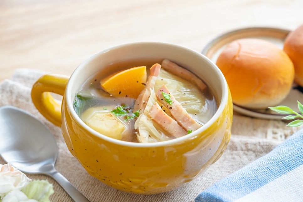 Gelbe Rüben, Kartoffeln und Speck ergeben ein Gericht, das nach Zuhause schmeckt und zuverlässig wärmt.