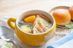 Gelbe Rüben, Kartoffeln und Speck ergeben ein Gericht, das nach Zuhause schmeckt und zuverlässig wärmt.