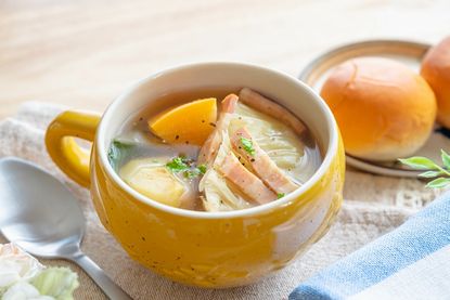 Gelbe Rüben, Kartoffeln und Speck ergeben ein Gericht, das nach Zuhause schmeckt und zuverlässig wärmt.