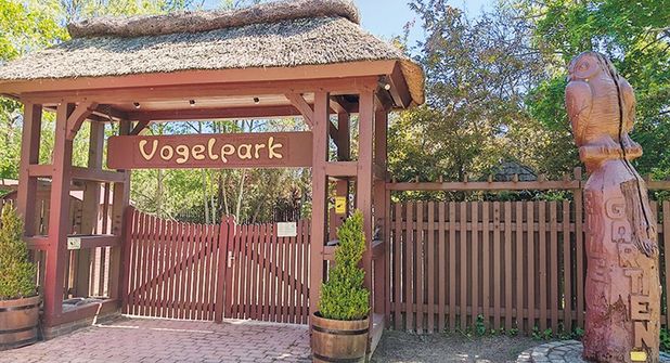 Streit um den Vogelpark Niendorf/Ostsee spitzt sich zu:  Gemeinde fordert Räumung – Betreiber und ein Teil der Politik sehen Gesprächsbedarf