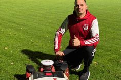 Fabian Hamer, 2. Vorsitzender, freut sich über den von Prokon unterstützten Kress-Mähroboter, der künftig den Platzwart bei der Pflege des Sportplatzes entlastet.