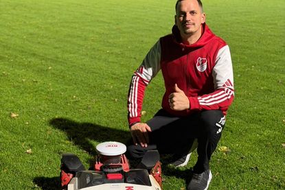 Fabian Hamer, 2. Vorsitzender, freut sich über den von Prokon unterstützten Kress-Mähroboter, der künftig den Platzwart bei der Pflege des Sportplatzes entlastet.