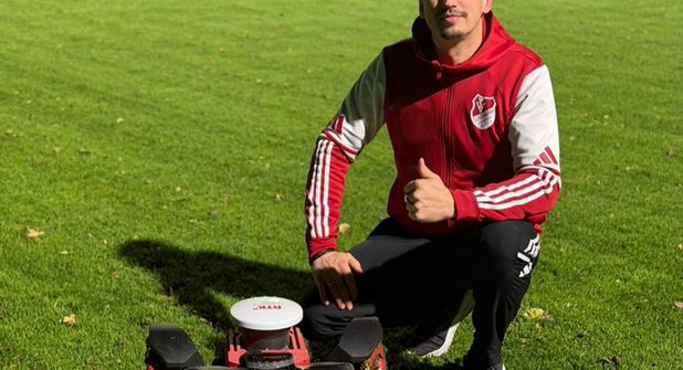 Fabian Hamer, 2. Vorsitzender, freut sich über den von Prokon unterstützten Kress-Mähroboter, der künftig den Platzwart bei der Pflege des Sportplatzes entlastet.